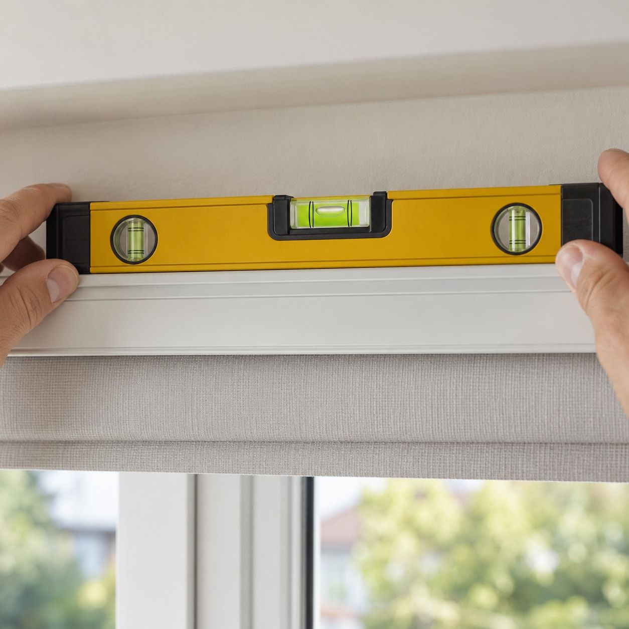 Spirit level centred on a blind headrail